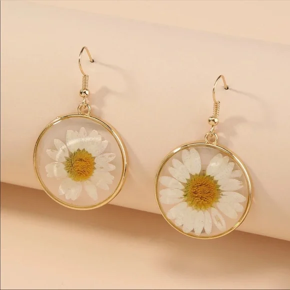 "Daisy Sundays” Real Flower Gold Circle Pendant Bohemian Hippie Plant Earrings - Picture 4 of 7